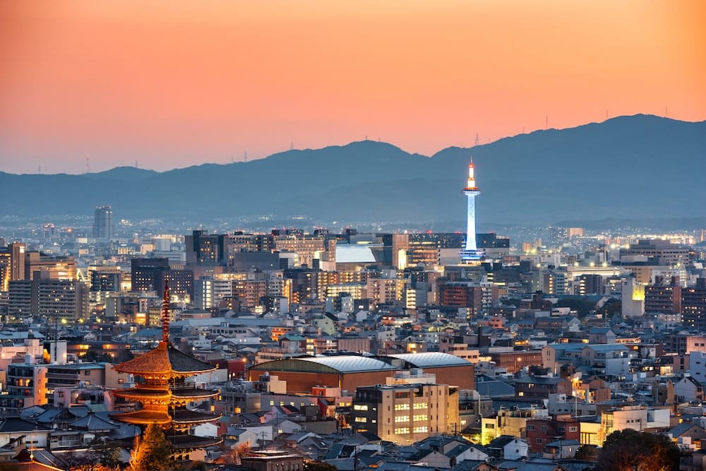 伝統的な京都の夜景