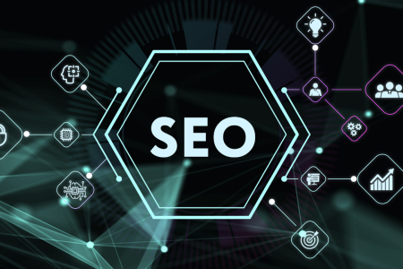 この画像では、中央の六角形の中に「SEO」という単語が大きく太字で表示されています。六角形の周囲には、ロック、棒グラフ、ギア、電球、人々のグループ、ターゲットなど、線で結ばれたさまざまなアイコンがあります。背景は暗く、抽象的な相互接続線と光の効果が施されています。