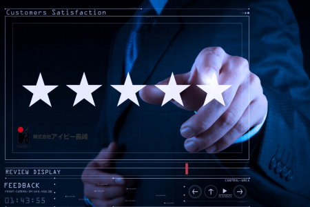 スーツを着た人物が、5 つ星の顧客満足度評価を表示するデジタル インターフェイスを指しています。シーンにはさまざまなデータ プロンプトとレビュー表示要素が重ねられ、技術に精通したプロフェッショナルな雰囲気を醸し出しています。表示されている時間は 01:43:55 です。